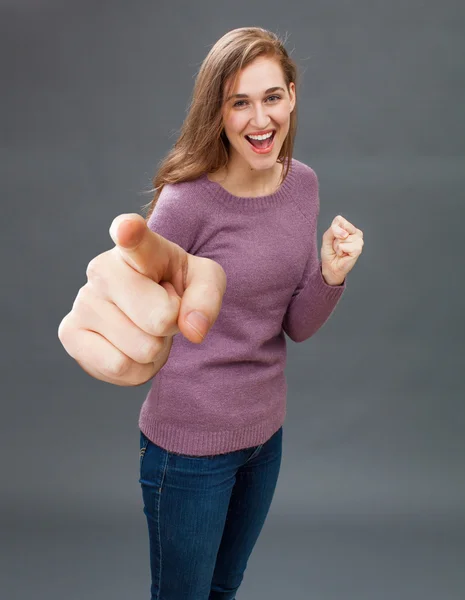 Emocionado hermosa joven disfrutando apuntando un índice de gran tamaño hacia adelante —  Fotos de Stock