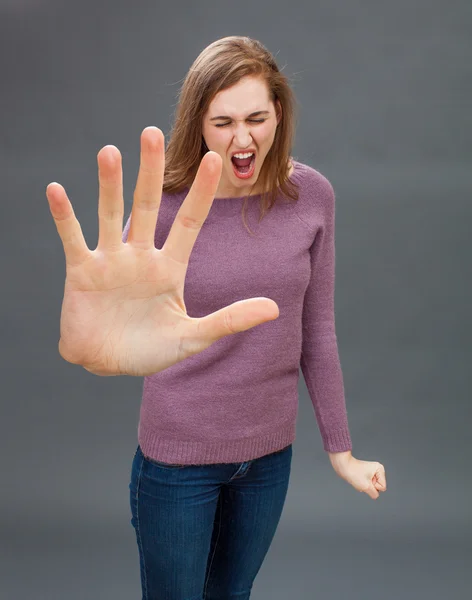 Chica furiosa que tiene rabieta, gritando en mostrar la mano grande hacia adelante — Foto de Stock