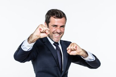 motive genç sakallı işadamı kurumsal başarı, sağlık ve heyecan için gülümseyen