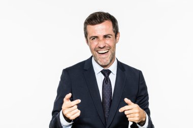 başarılı bir şekilde gülerek rahat el hareketi ile gülümseyen iş adamı sakallı