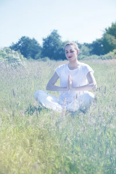 Ragazza di yoga sorridente per morbido rifugio tranquillo nella natura sana — Foto Stock