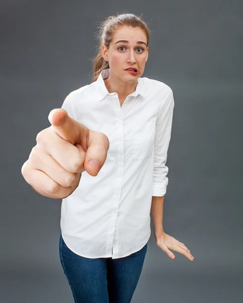 Mujer joven hermosa incierta vacilando para la defensa estresante o acusación — Foto de Stock