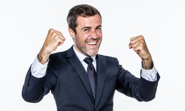 başarılı şirket kazanmak için gülüyor heyecanlı yakışıklı genç iş adamı