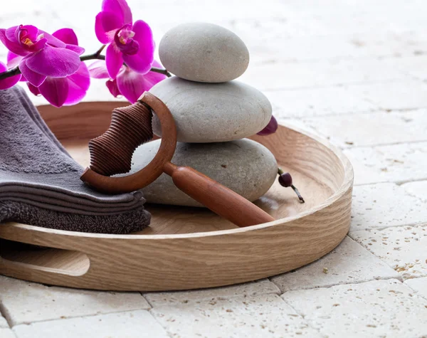 Mindfulness en feng shui voor ontgiftende massage van het lichaam na bad — Stockfoto
