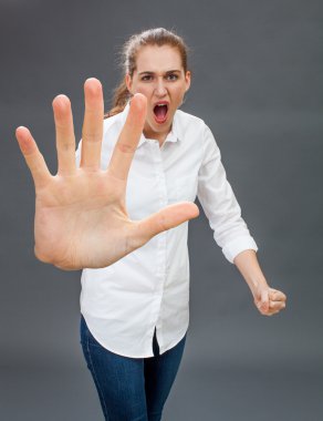 öfkeli genç kadın kendini savunma, öfke veya isyan için