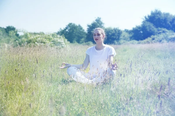 Pokojné krásné mladé jóga žena lotus sedí, měkké starý filtr — Stock fotografie