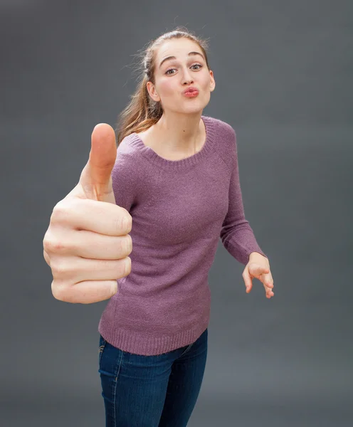 Feliz hermosa chica besándose con un gran pulgar hacia adelante —  Fotos de Stock