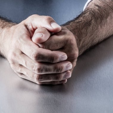 portre, anonim rahat erkek kıllı Eller masanın üzerinde bir arada tutan