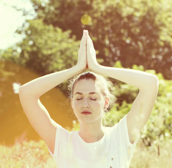 Serena bella ragazza yoga con gli occhi chiusi, morbidi toni vintage — Foto Stock