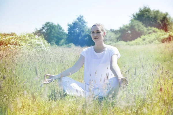 Calma joven yoga mujer meditando por la paz y la soledad, tonificado —  Fotos de Stock