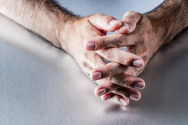 Anônimo masculino peludo mãos cruzando dedos juntos esperando ou pensando — Fotografia de Stock