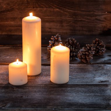 rustik ahşap üzerine parlayan büyük mumlar ile kış mum ışığı arka plan