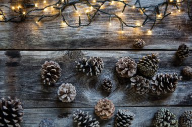rustik ahşap kereste fir koniler ile kış dekoratif ışık