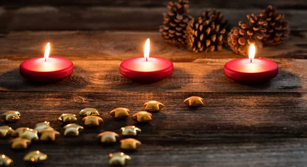 Orijinal ahşap arka plan üzerinde parlayan küçük mumlar ile Noel mum ışığı — Stok fotoğraf