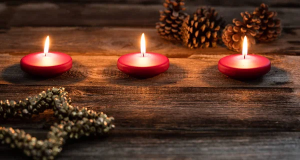 Noel ile parlayan kırmızı mum Mumlar ve altın yıldız sembolü — Stok fotoğraf