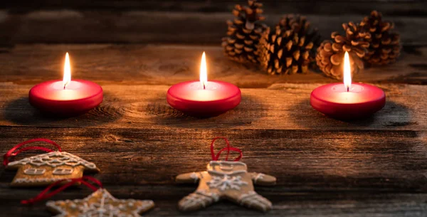 Noel mum ışığı arka plan ile zencefil ekmek üzerinde eski ahşap dekorasyon — Stok fotoğraf