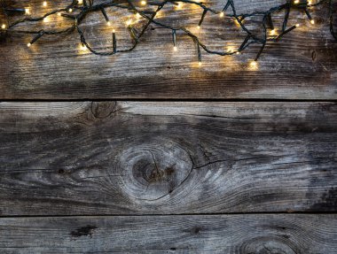 Vintage ahşap kereste için ülke arka plan üzerinde Noel dekoratif çelenk 