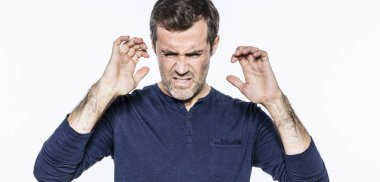 bıkkın genç adam nefret ya da tiksinti zekâ ifade sakallı