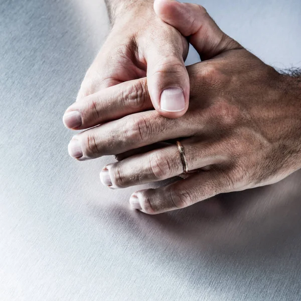Αρσενικό χέρια απόδειξη της δέσμευσης στην εμφάνιση δαχτυλίδι γάμου — Φωτογραφία Αρχείου