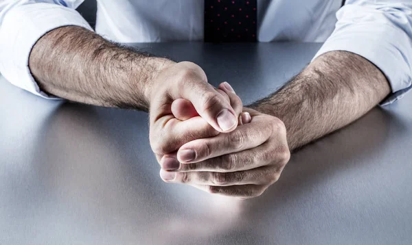 Mãos empresário incomodado segurando dedos com tensão expressando exasperação controlada — Fotografia de Stock