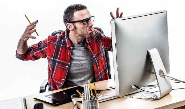 Spända mitt år casual mannen arbetar med stress och frustration — Stockfoto