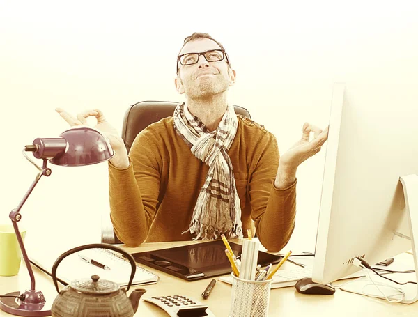 Улыбающийся дзен-предприниматель медитирует с компьютером и чаем для размышлений — стоковое фото