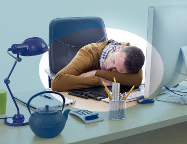 uykulu girişimci relaxatio için ofis masasında bir şekerleme sahip