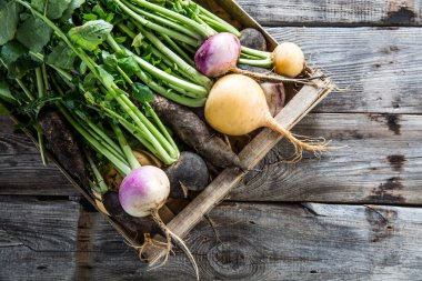 eski ahşap sandık içinde taze kusurlu sebze düz lay