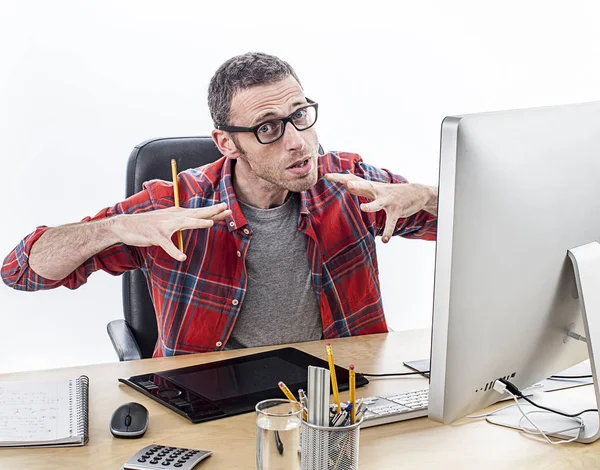 Spända casual entreprenör med glasögon uttrycka sin frustration och vrede — Stockfoto