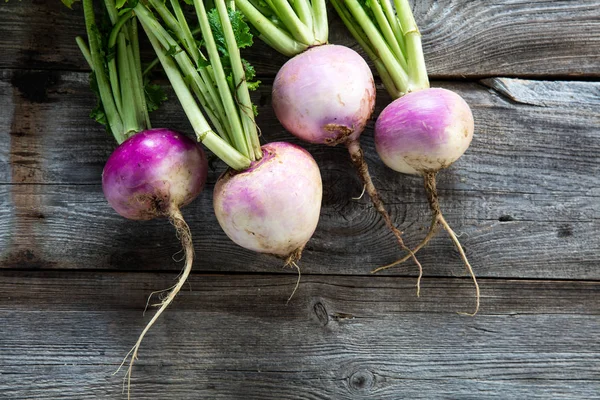 Closeup of imperfect turnips on old wood for organic agriculture — Stock Photo, Image