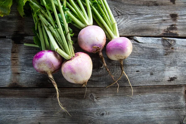 Rustic organic turnips on genuine wood background for vegetarian food — Stock Photo, Image