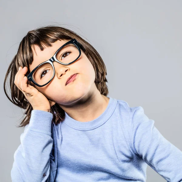 Ernstige peuter met brillen voor denken, verbeelding, verwarring of hoofdpijn — Stockfoto