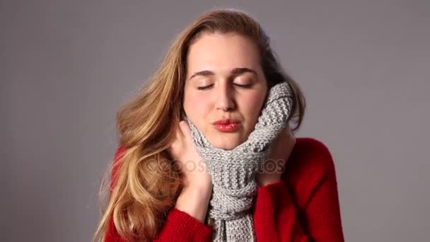 Красивая девушка наслаждается носить зимний шерстяной шарф для теплой мягкости — стоковое видео