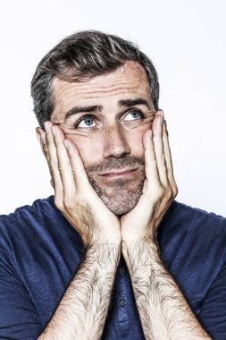 düşünceli beden dili orta düşünme için yakışıklı sakallı adam yaşlı