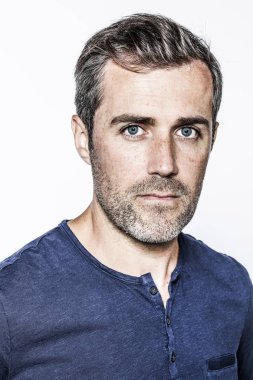 Akıllı yakışıklı genç sakallı adam mavi gözleri ve çiller ile