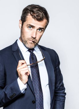 ayakta, onun gözlük yansıma ve stratejisini tutarak zarif işadamı