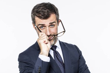 Orta gülümseyen yaşlı onun gözlük için Kurumsal Vizyon koyarak işadamı