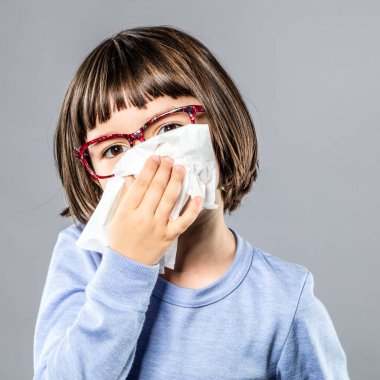küçük çocuk doku soğuk veya alerji için burun üfleme