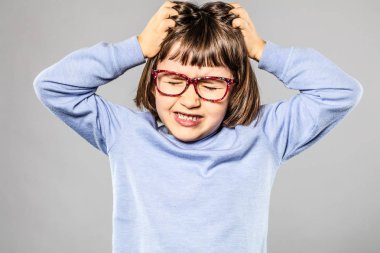 tahriş olmuş genç kız saç kaşıntı bitleri alerji için dışarı çekerek