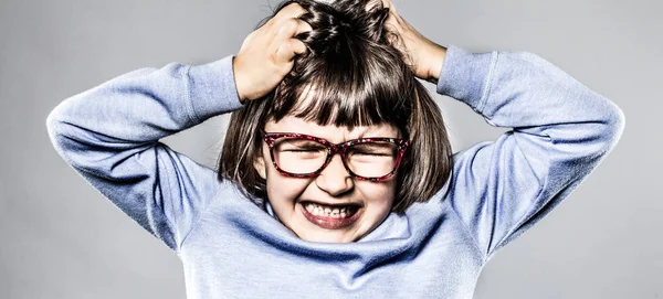 Dühös gyerek hisztit, miután vakarja a fejét, a düh és a frusztráció — Stock Fotó