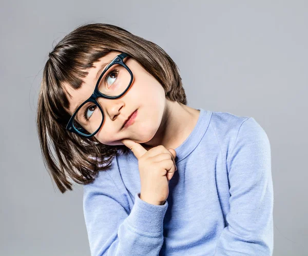 Menina bonita pensativa com óculos inteligentes para imaginar — Fotografia de Stock