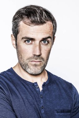 portre, yakışıklı genç adam mavi gözleri ve çiller sakallı.