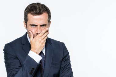 düşünme, kurumsal şüphe ve endişelerini ifade mutsuz işadamı çatık
