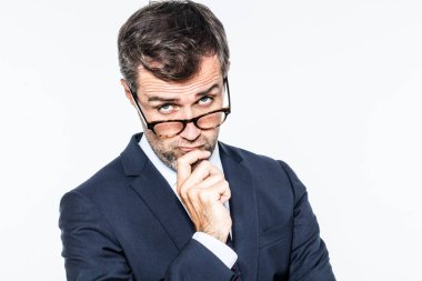 ileri görüşlü orta düşünme işadamı gözlük ile aşağı yaş arası