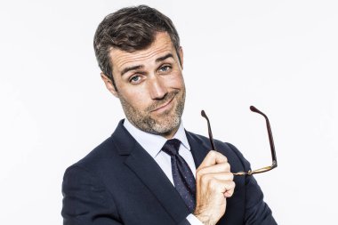 gülümseyen Kurumsal Vizyon için gözlük tutan orta yaşlı işadamı sakallı