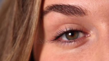 uzun saç gülümseyen güzel bir kızın göz closeup