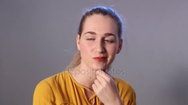 düşünme, saçını bir çözüm için tırmalamak güzel genç kadın