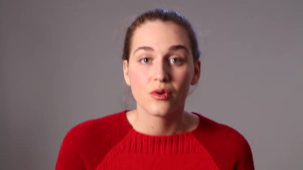 Ansvarar inte glad ung kvinna leka kurragömma — Stockvideo