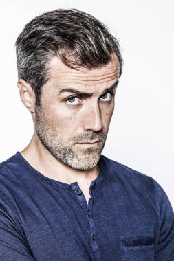 şüphe ile seyir kritik orta yaşlı sakallı yakışıklı