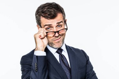 uncaring ileri görüşlü orta yaşlı işadamı onun gözlük aşağı hareket